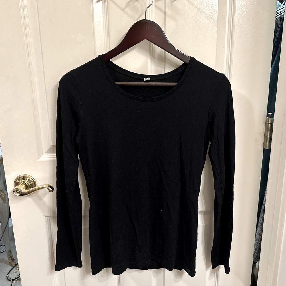 Uniqlo Women’s Long Sleeve Black Scoop Neck HEATTECH Shirt Size Medium